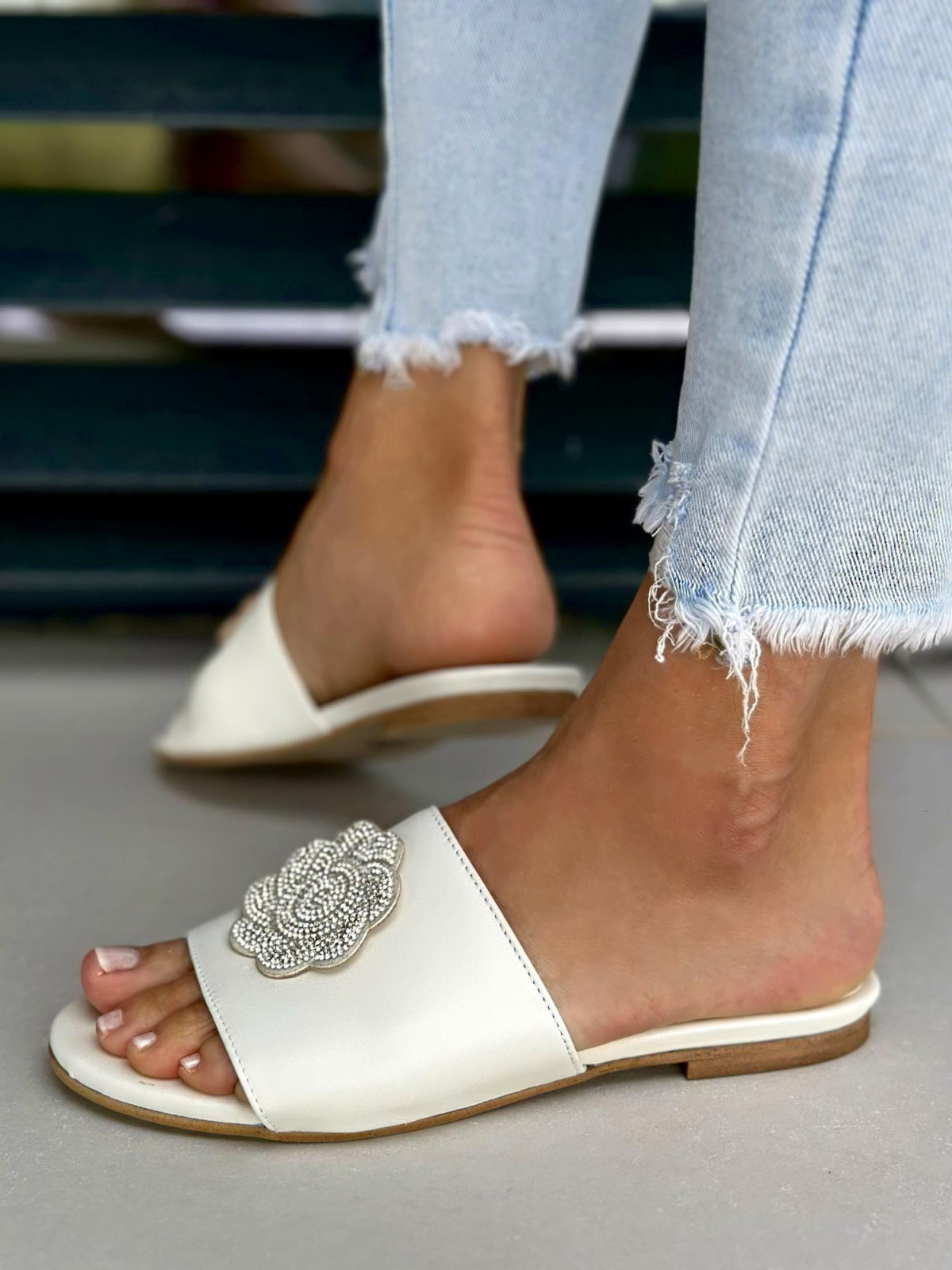 Białe klapki damskie skórzane