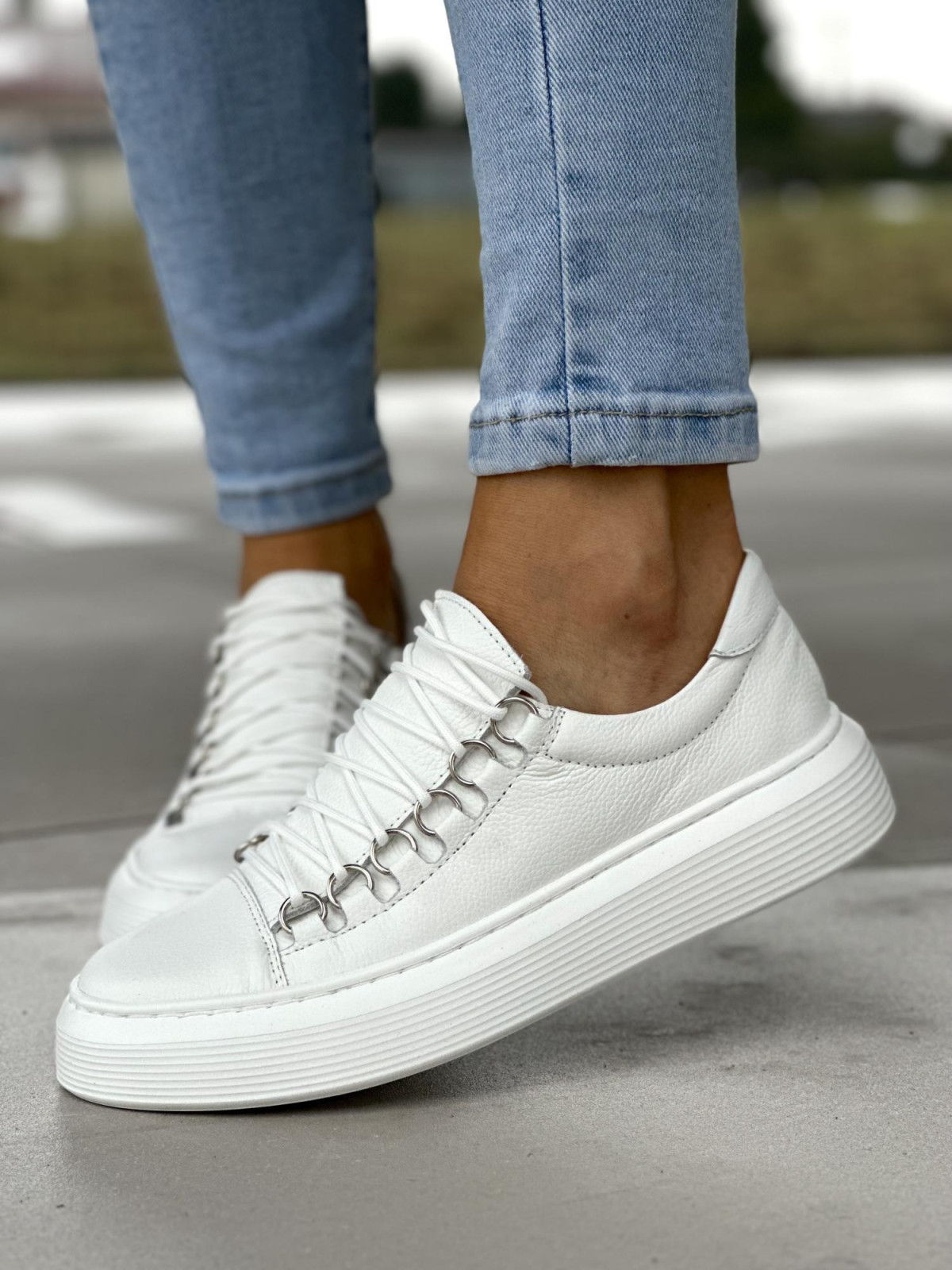 Lekkie, sznurowane, białe trampki damskie, skóra naturalna
