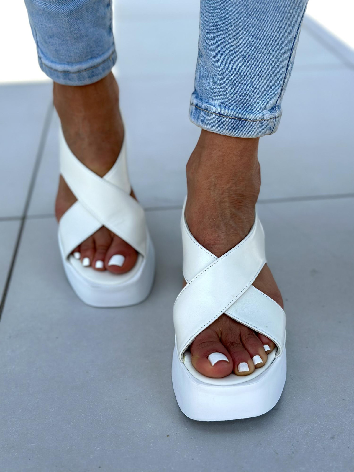 Białe sandały damskie skórzane