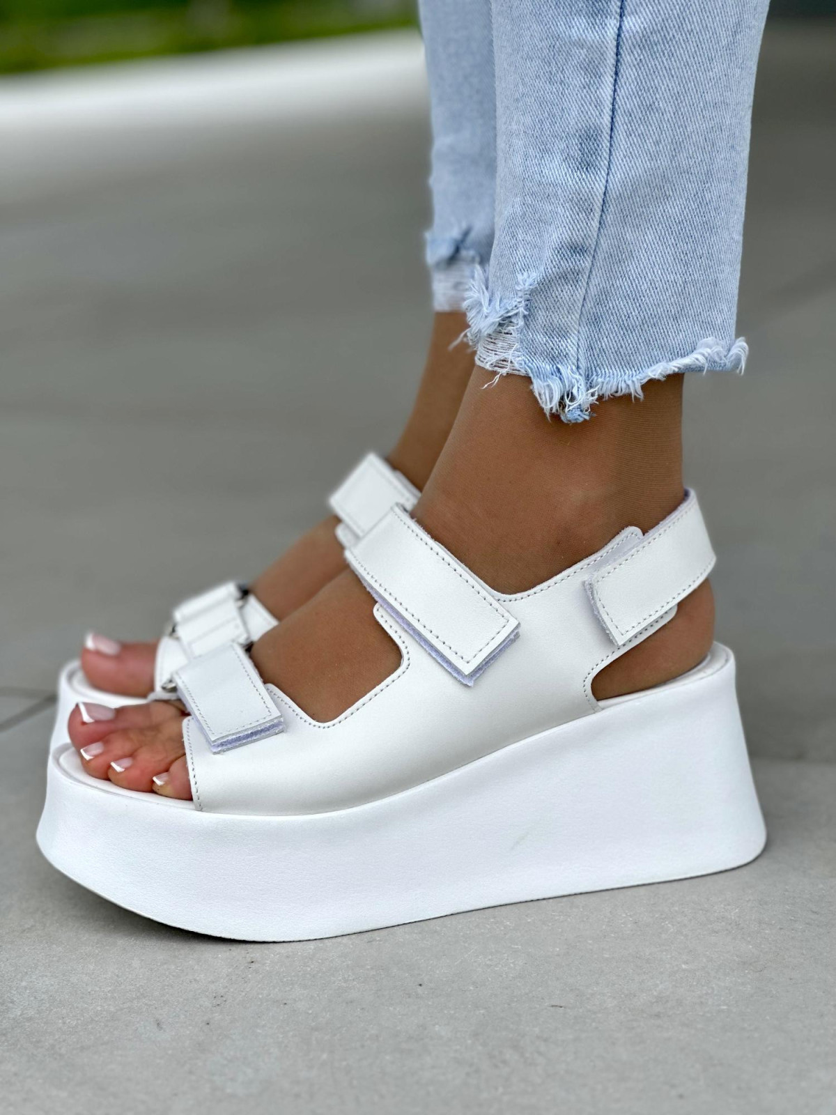 Białe sandały damskie na koturnie skórzane