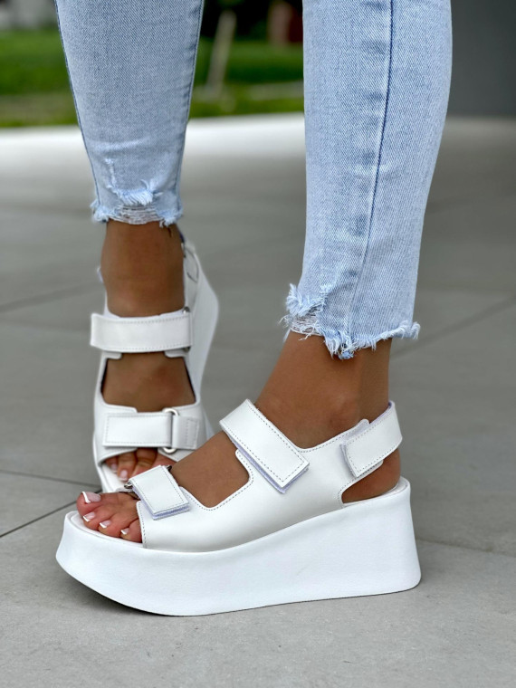 Białe sandały damskie na koturnie skórzane