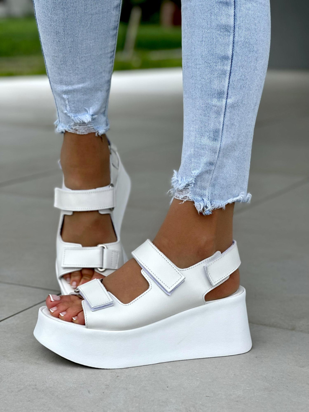 Białe sandały damskie na koturnie skórzane