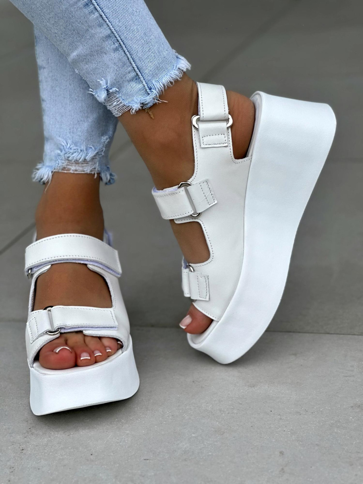 Białe sandały damskie na koturnie skórzane