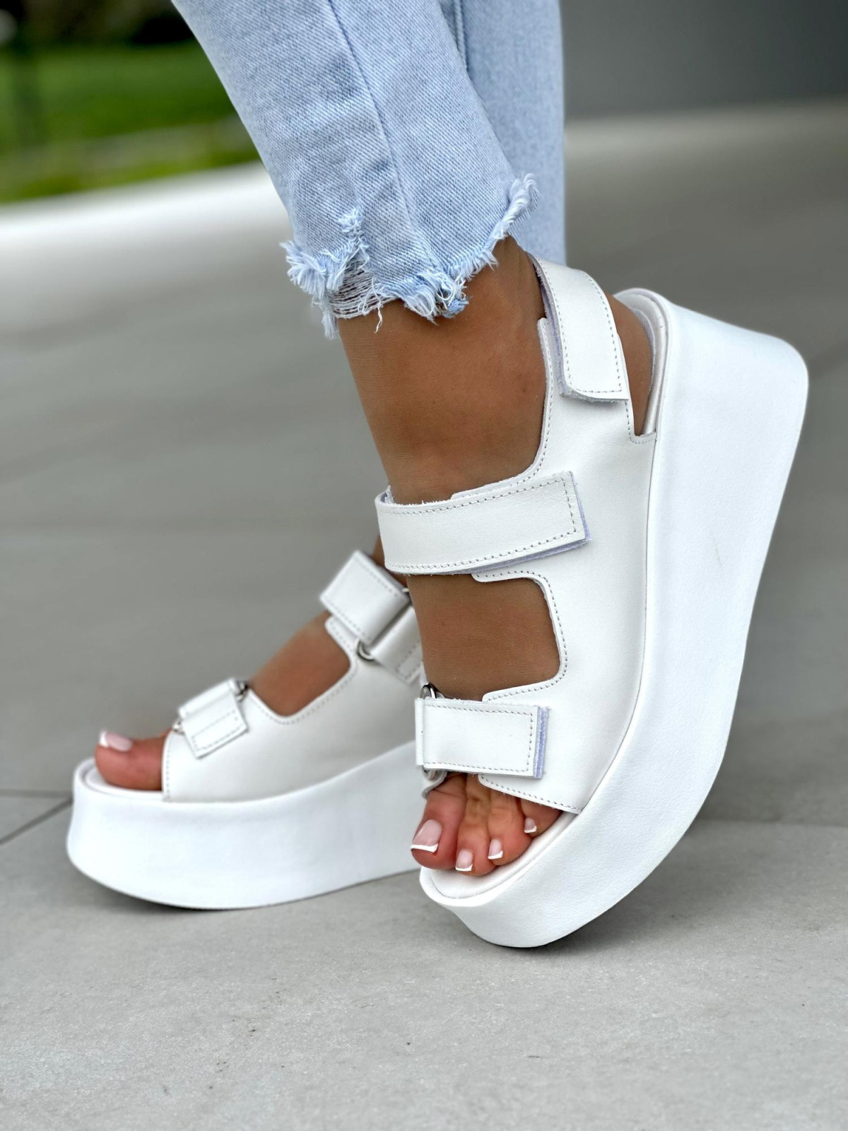 Białe sandały damskie na koturnie skórzane