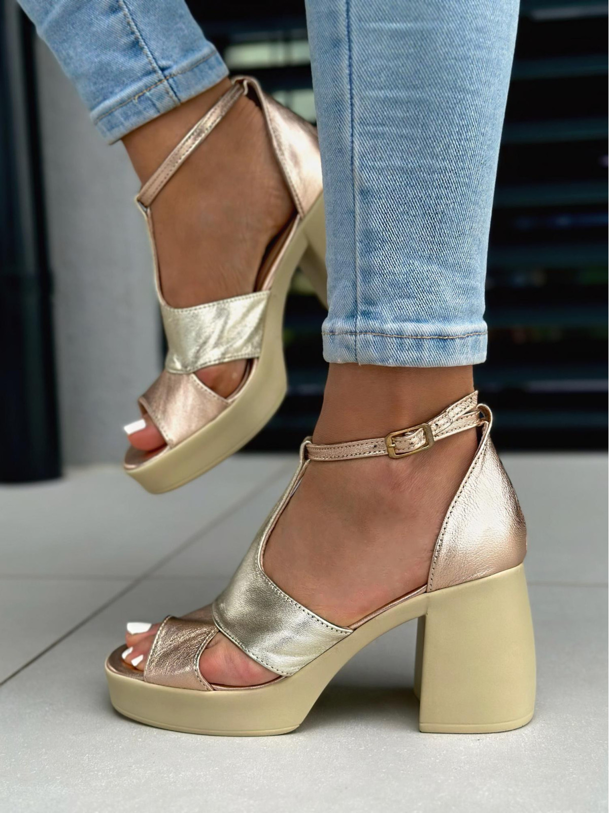 Złote sandały damskie skórzane