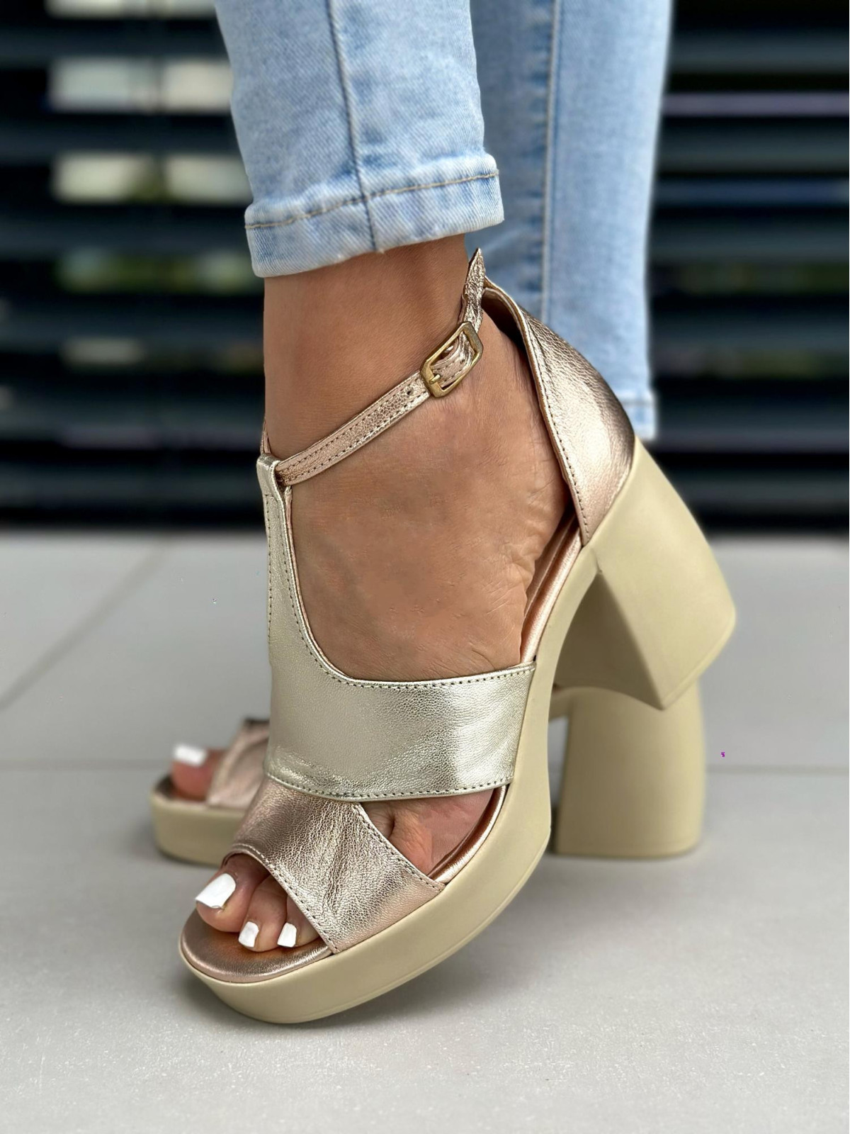 Złote sandały damskie skórzane