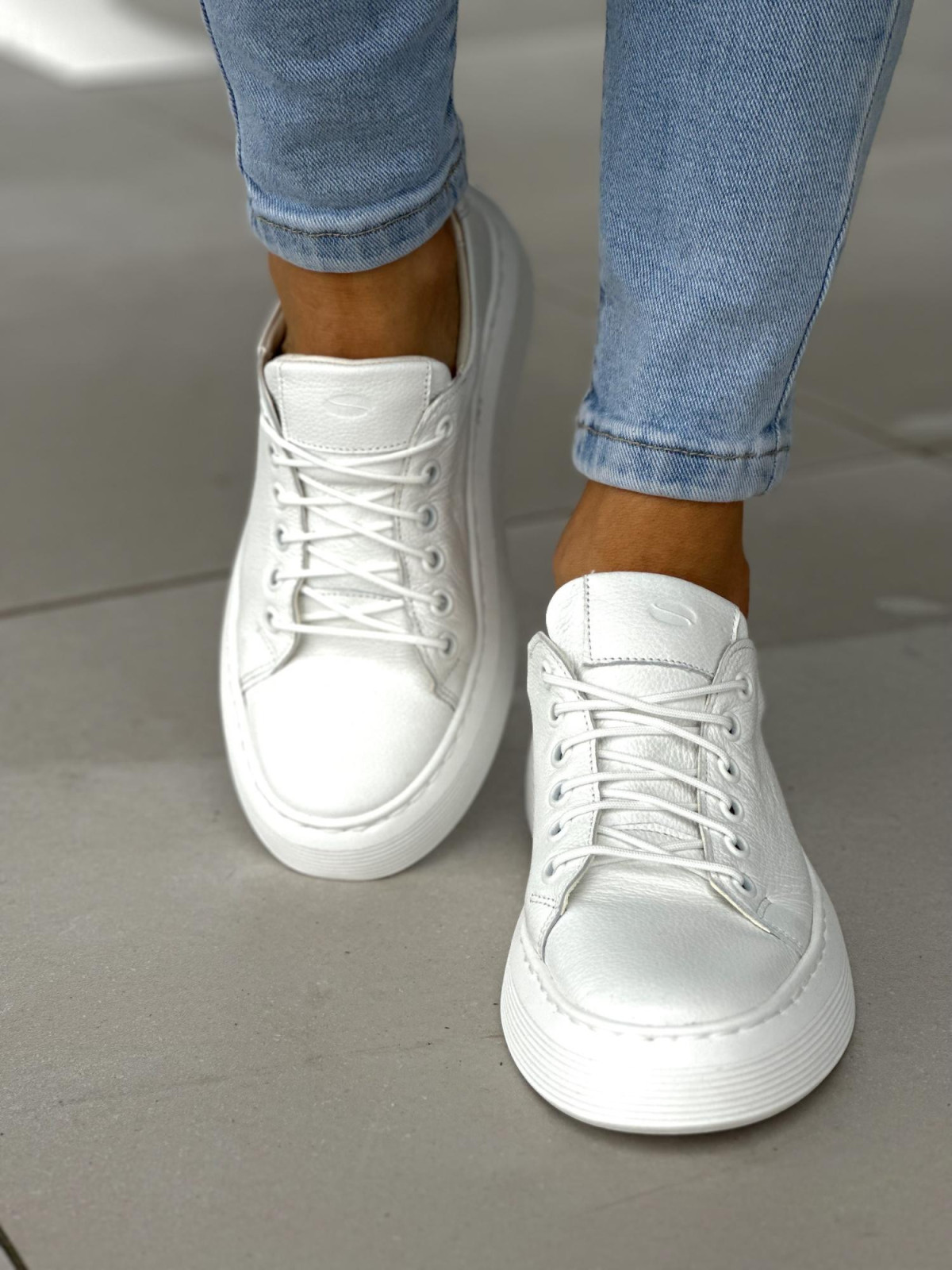 Lekkie białe trampki damskie ze skóry naturalnej