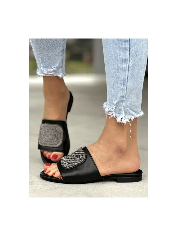 Czarne klapki damskie na niskim obcasie