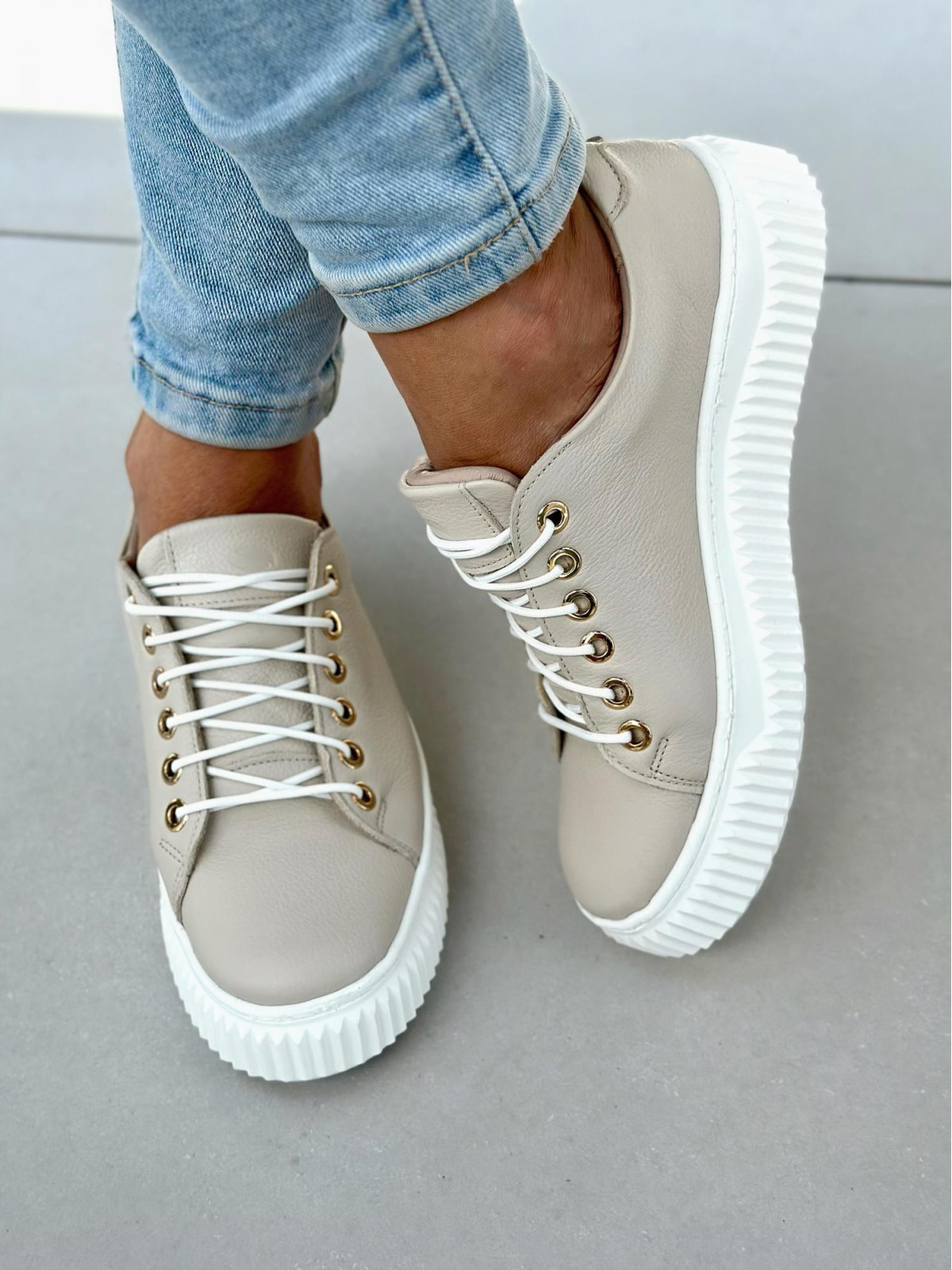 Beżowe trampki damskie skórzane