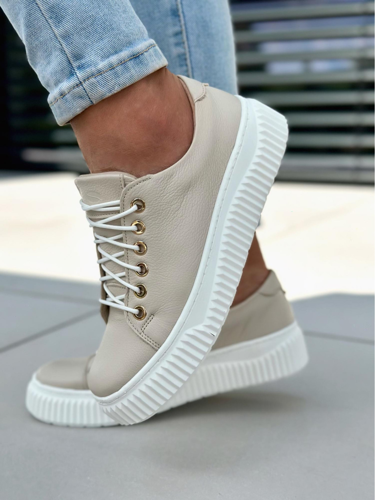 Beżowe trampki damskie skórzane