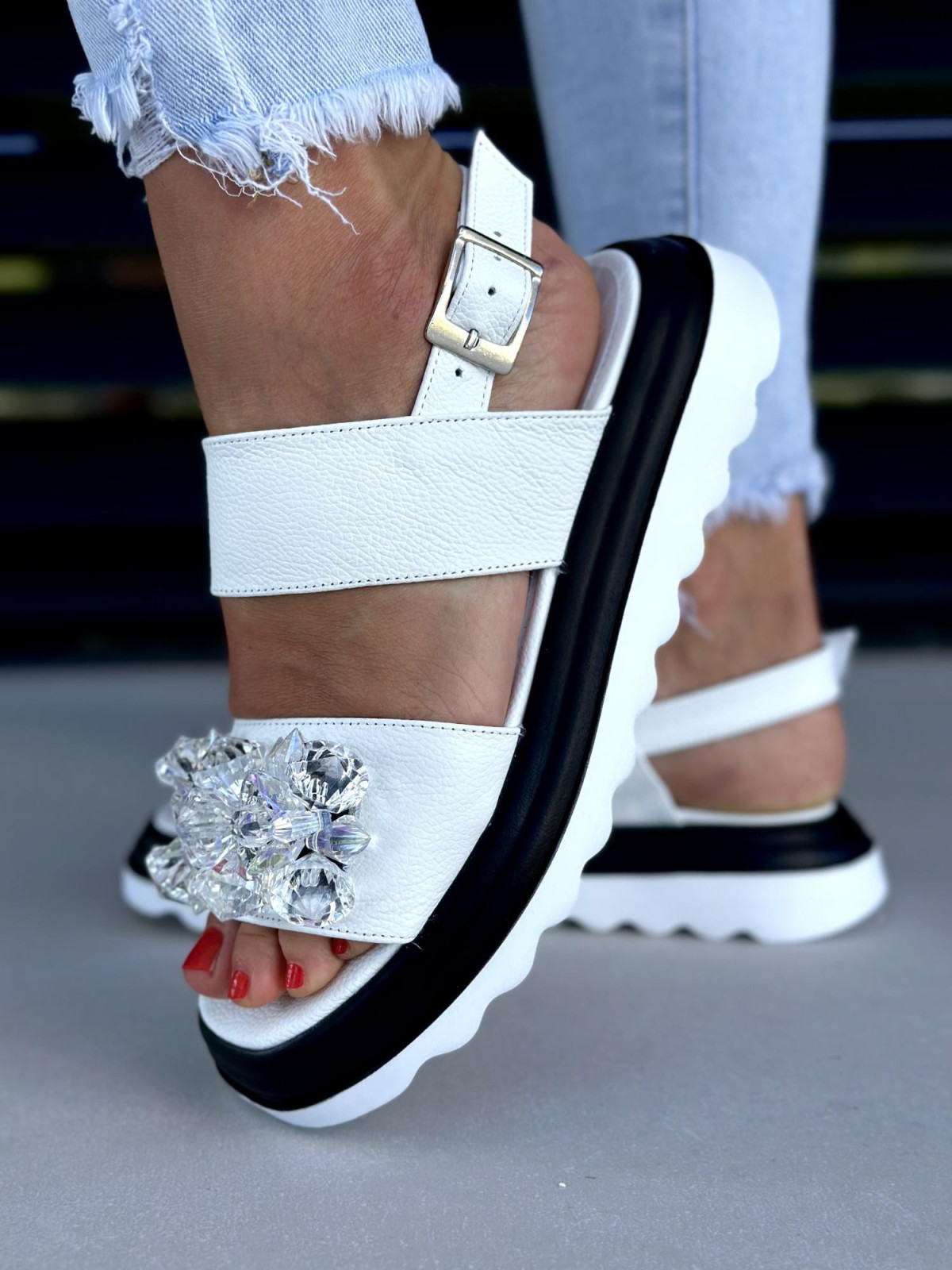 Białe sandały damskie skórzane