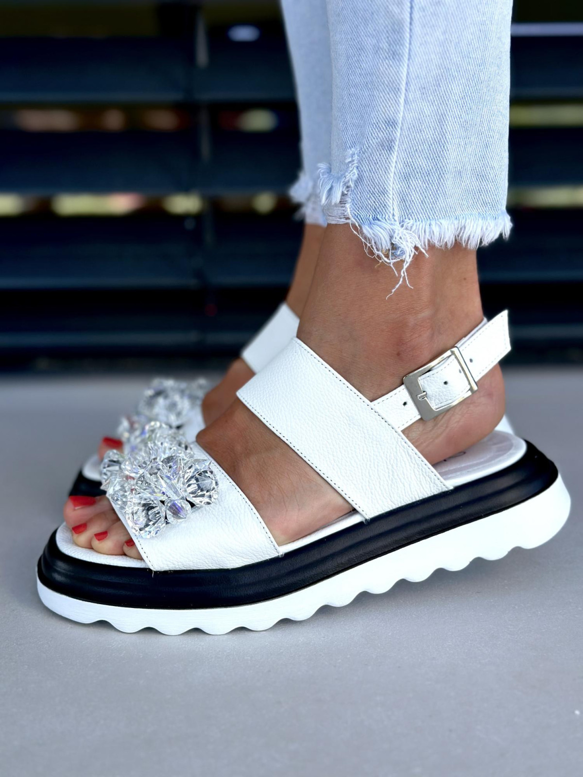 Białe sandały damskie skórzane