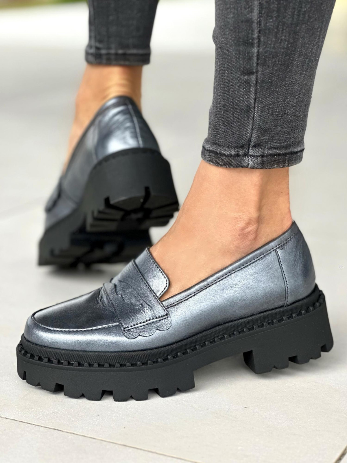 Srebrne półbuty damskie skórzane