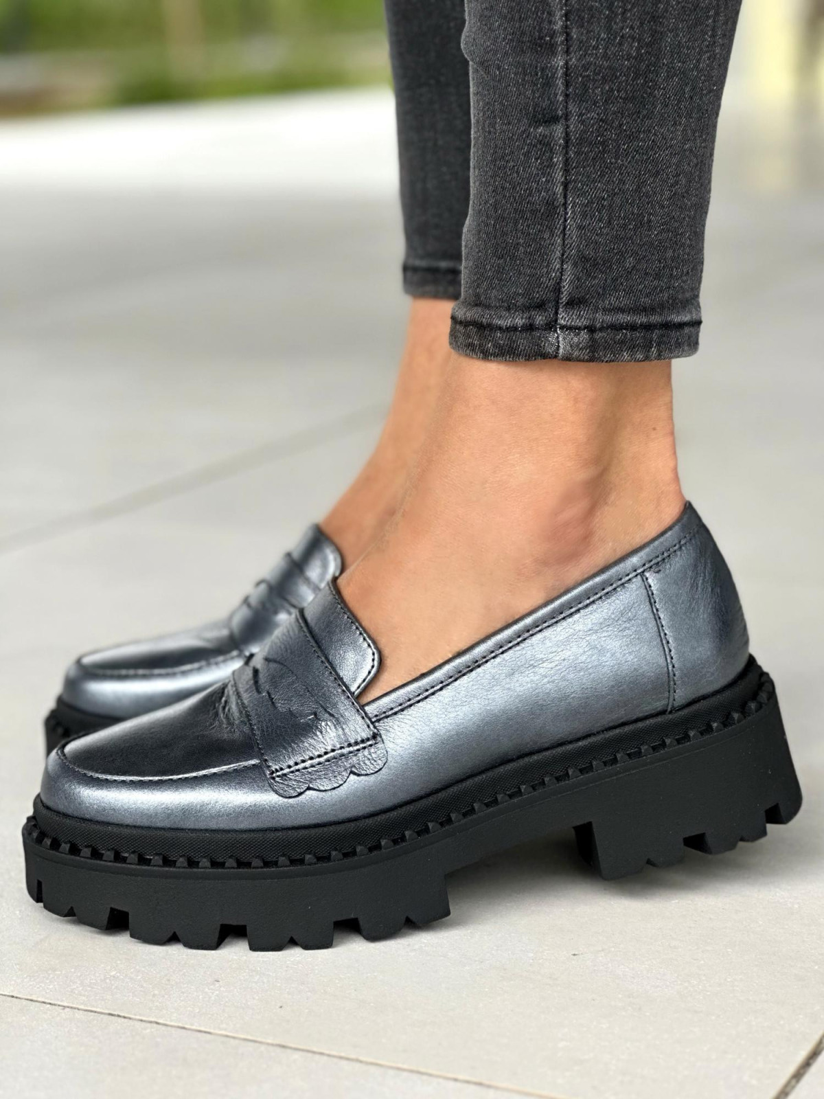 Srebrne półbuty damskie skórzane