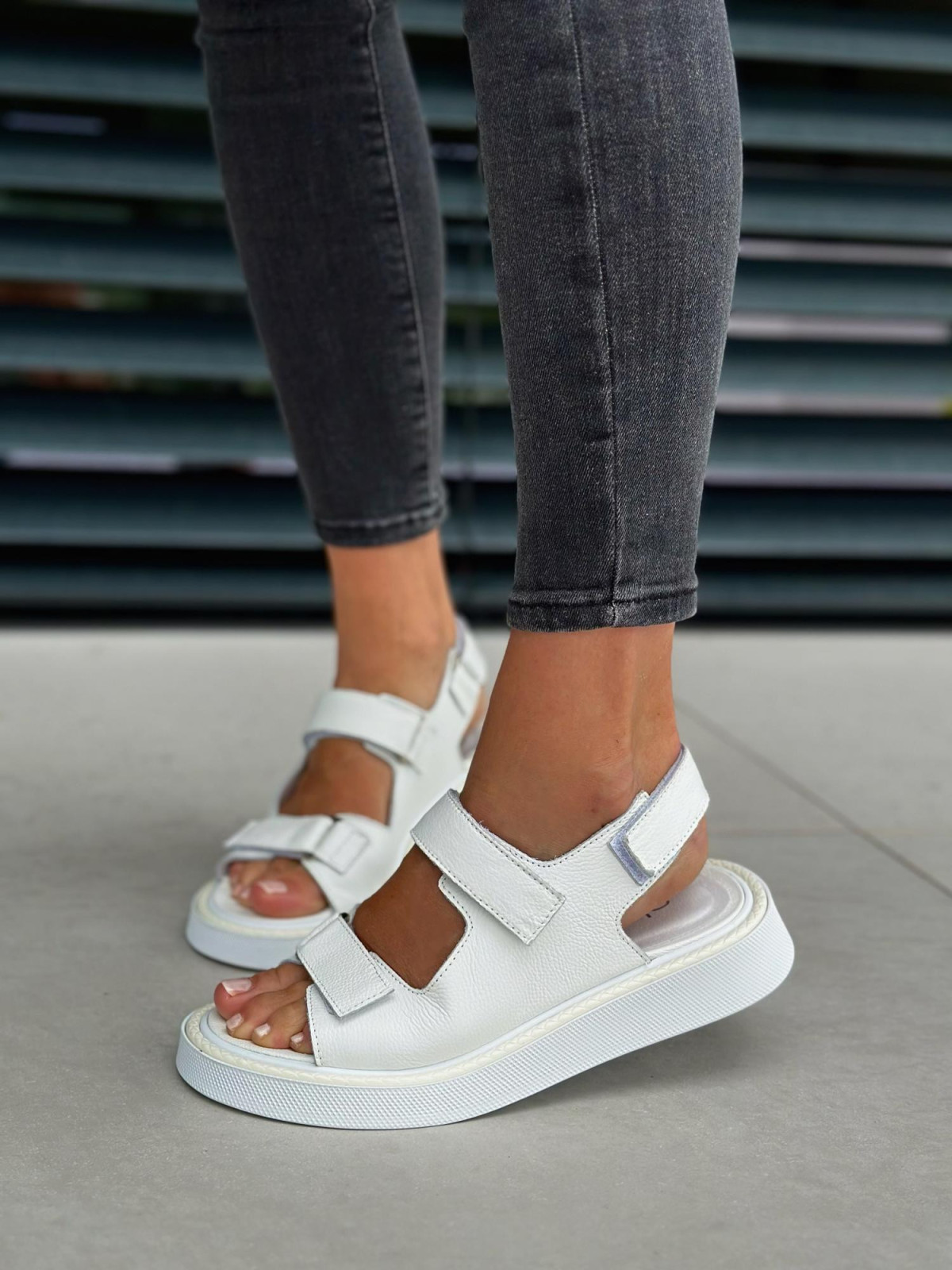 Białe sandały damskie skórzane