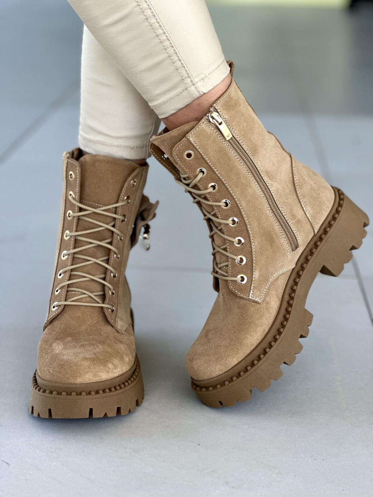 Beżowe trapery damskie skórzane