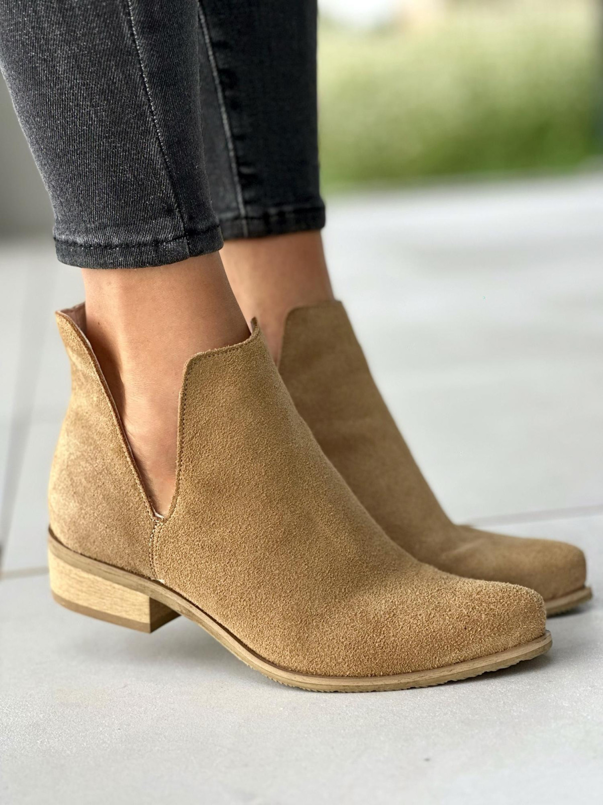 Beżowe botki damskie skórzane