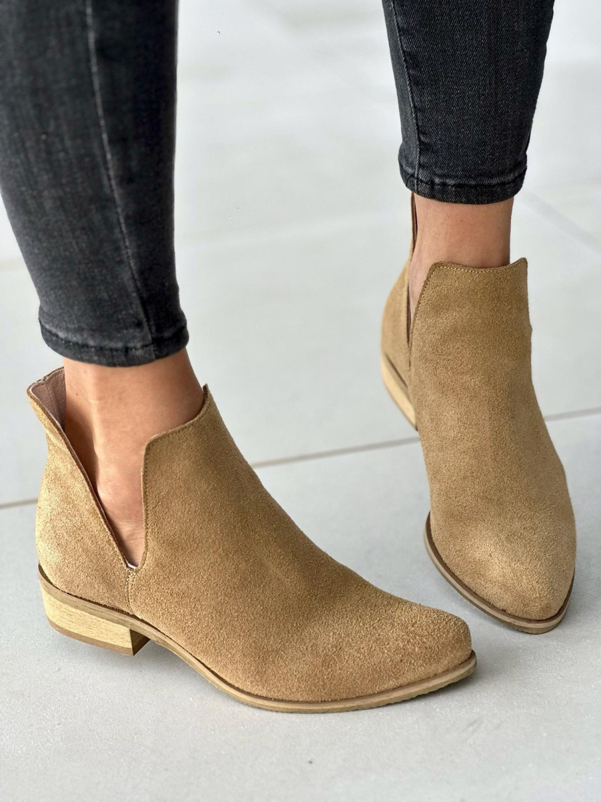 Beżowe botki damskie skórzane