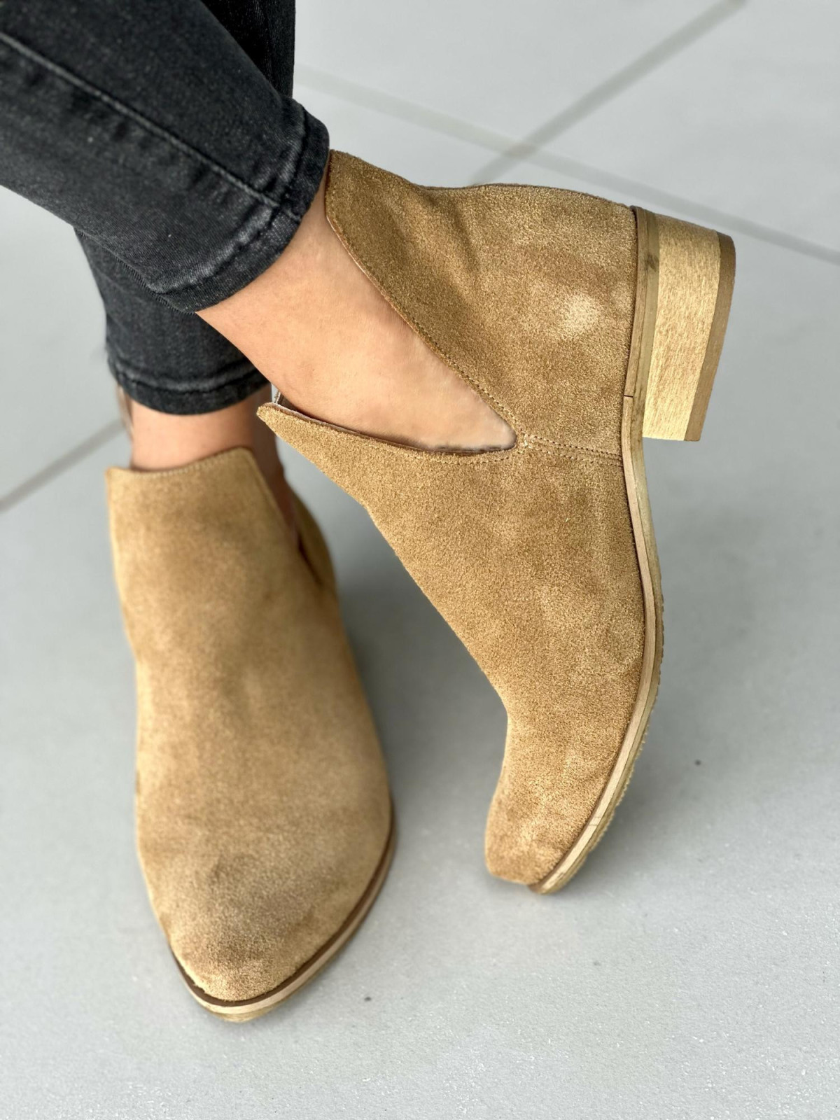 Beżowe botki damskie skórzane