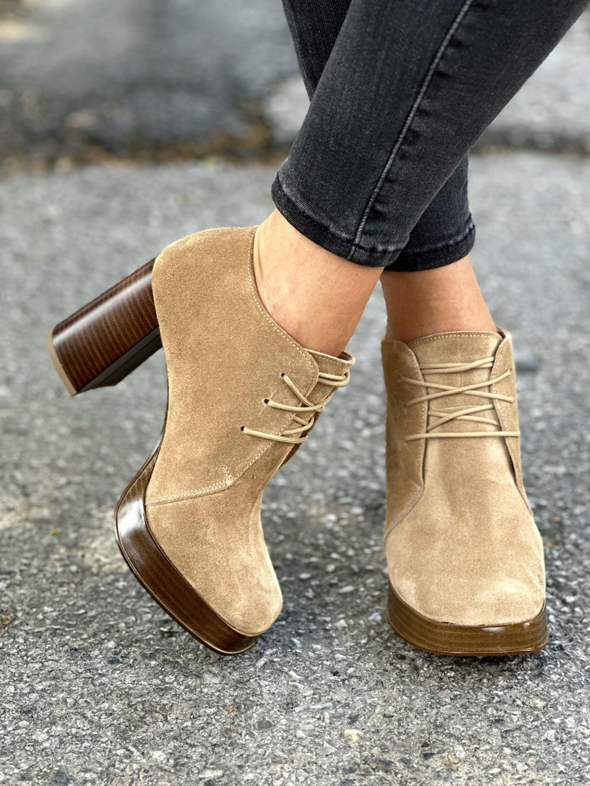 Beżowe botki damskie skórzane