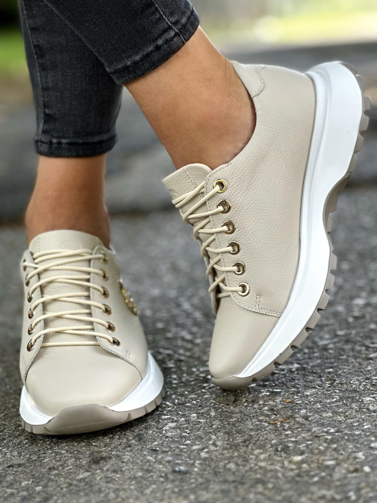 Beżowe trampki damskie skórzane