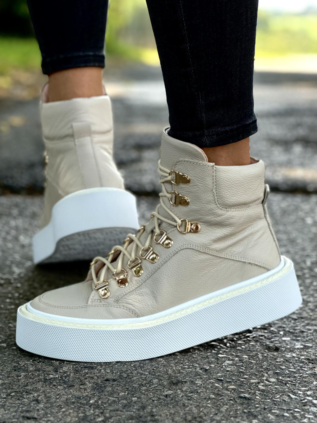 Beżowe trampki damskie skórzane