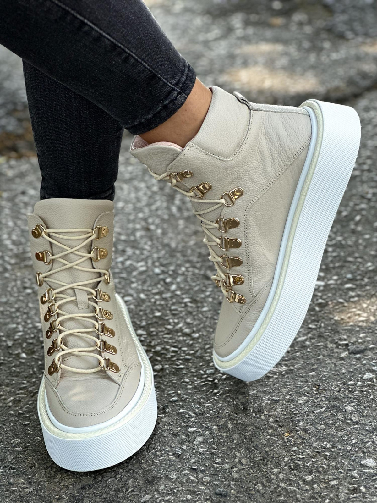 Beżowe trampki damskie skórzane