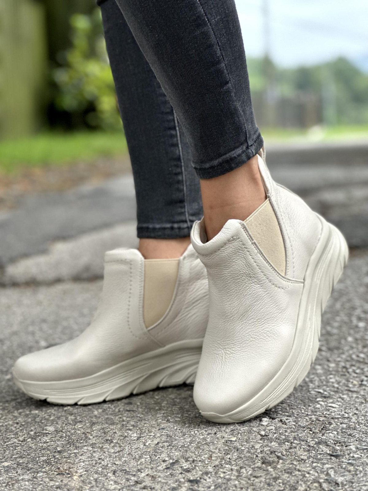 Beżowe botki damskie skórzane