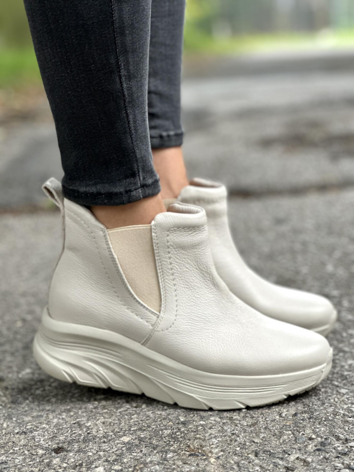 Beżowe botki damskie skórzane