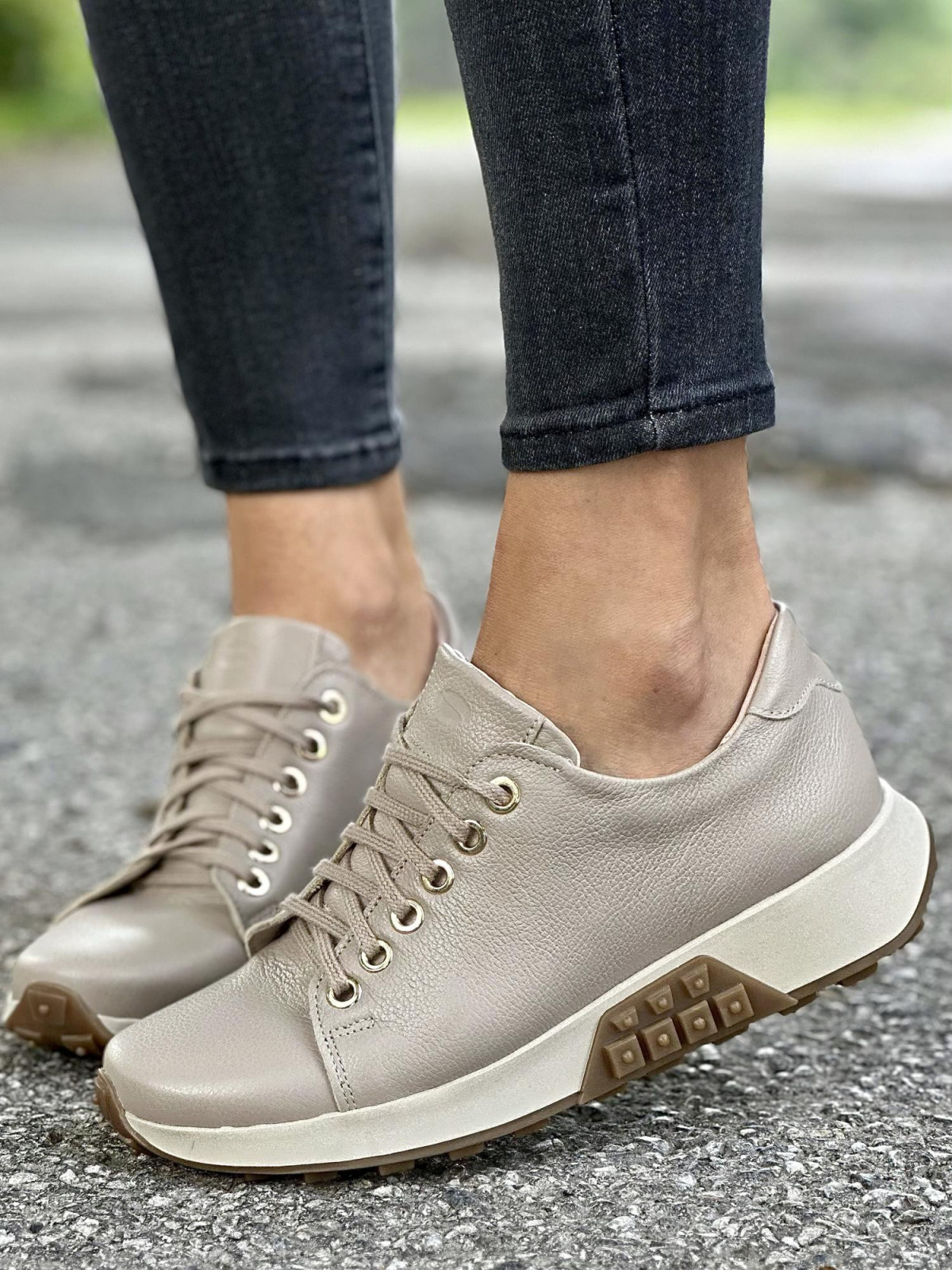 Beżowe trampki damskie skórzane