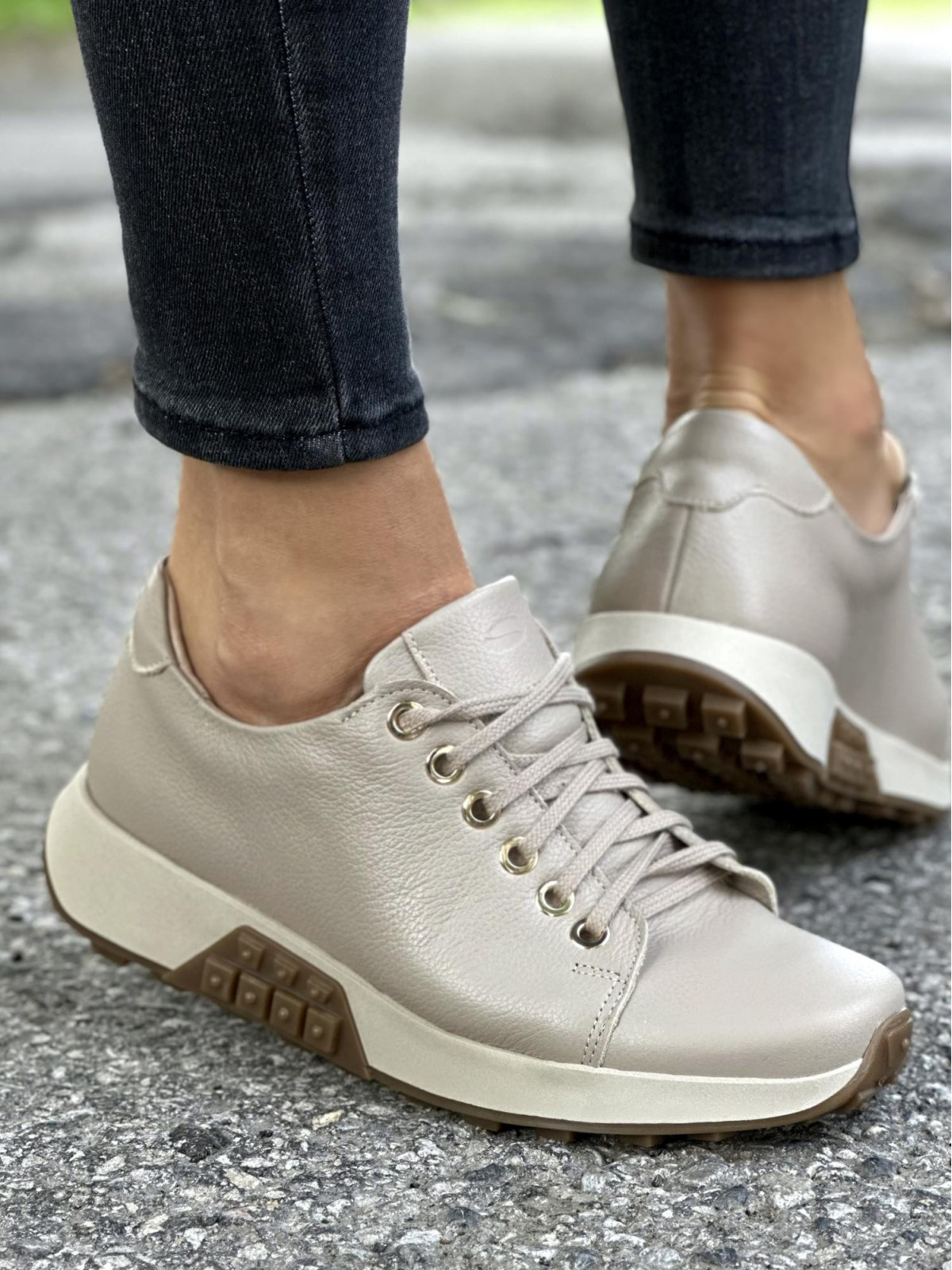 Beżowe trampki damskie skórzane