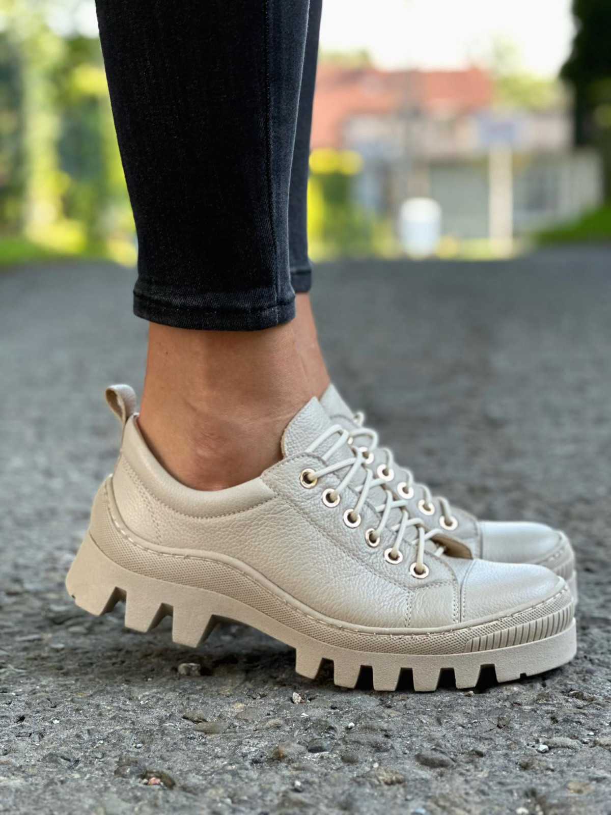 Beżowe trapery damskie skórzane