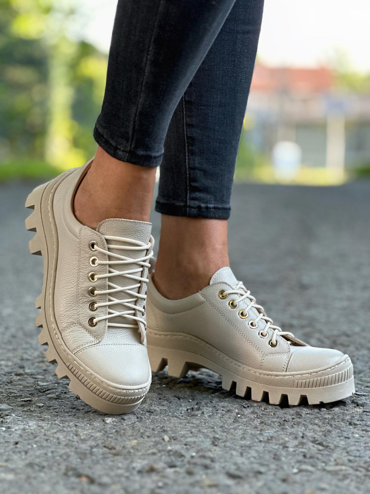 Beżowe trapery damskie skórzane