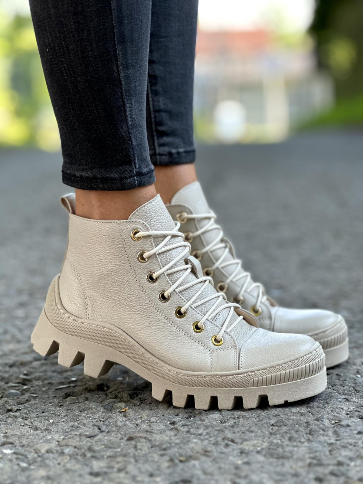 Beżowe trapery damskie skórzane