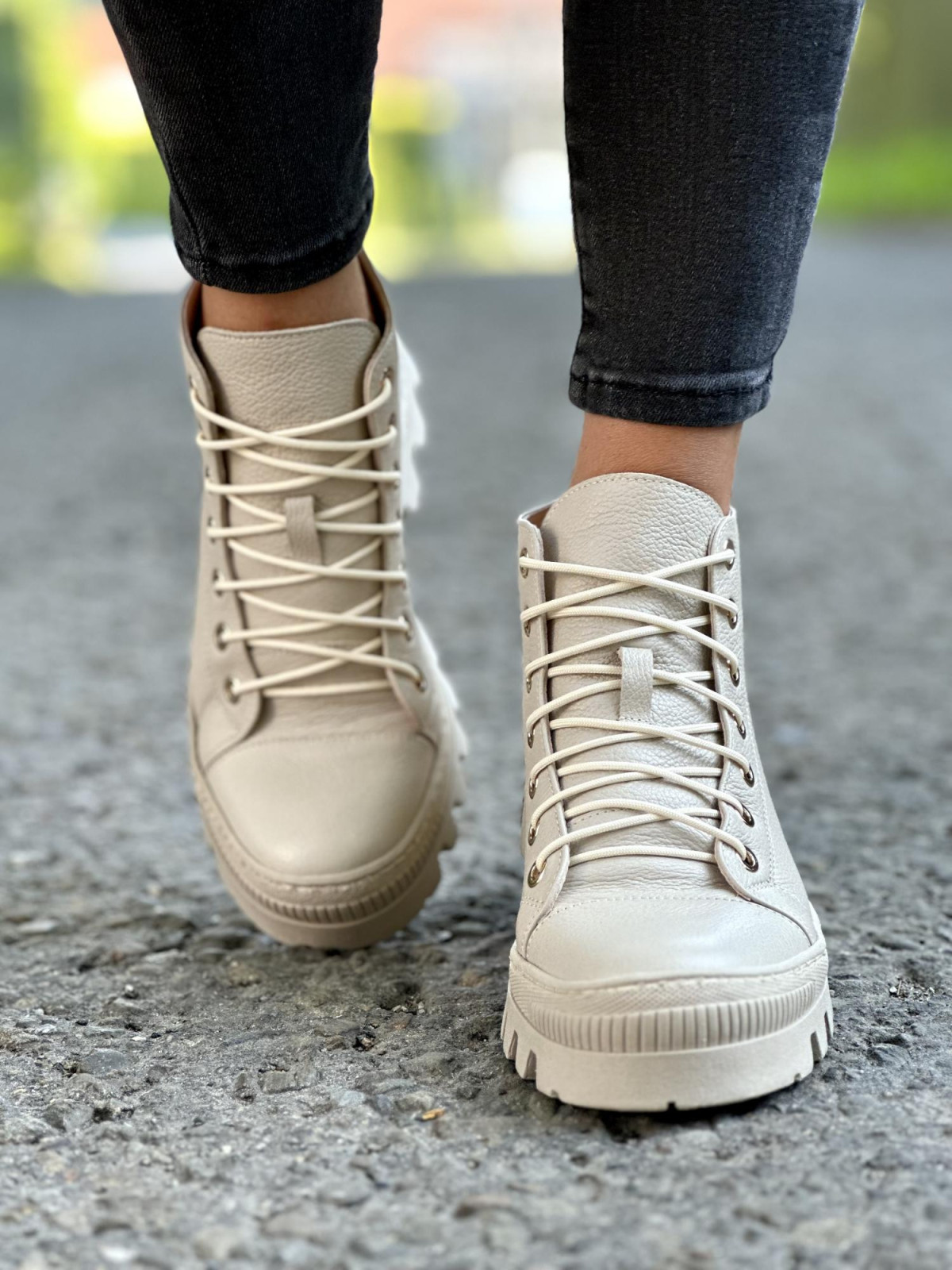 Beżowe trapery damskie skórzane