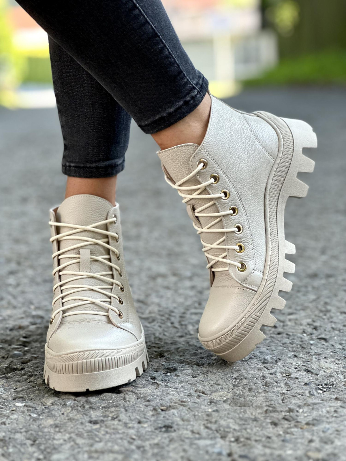 Beżowe trapery damskie skórzane