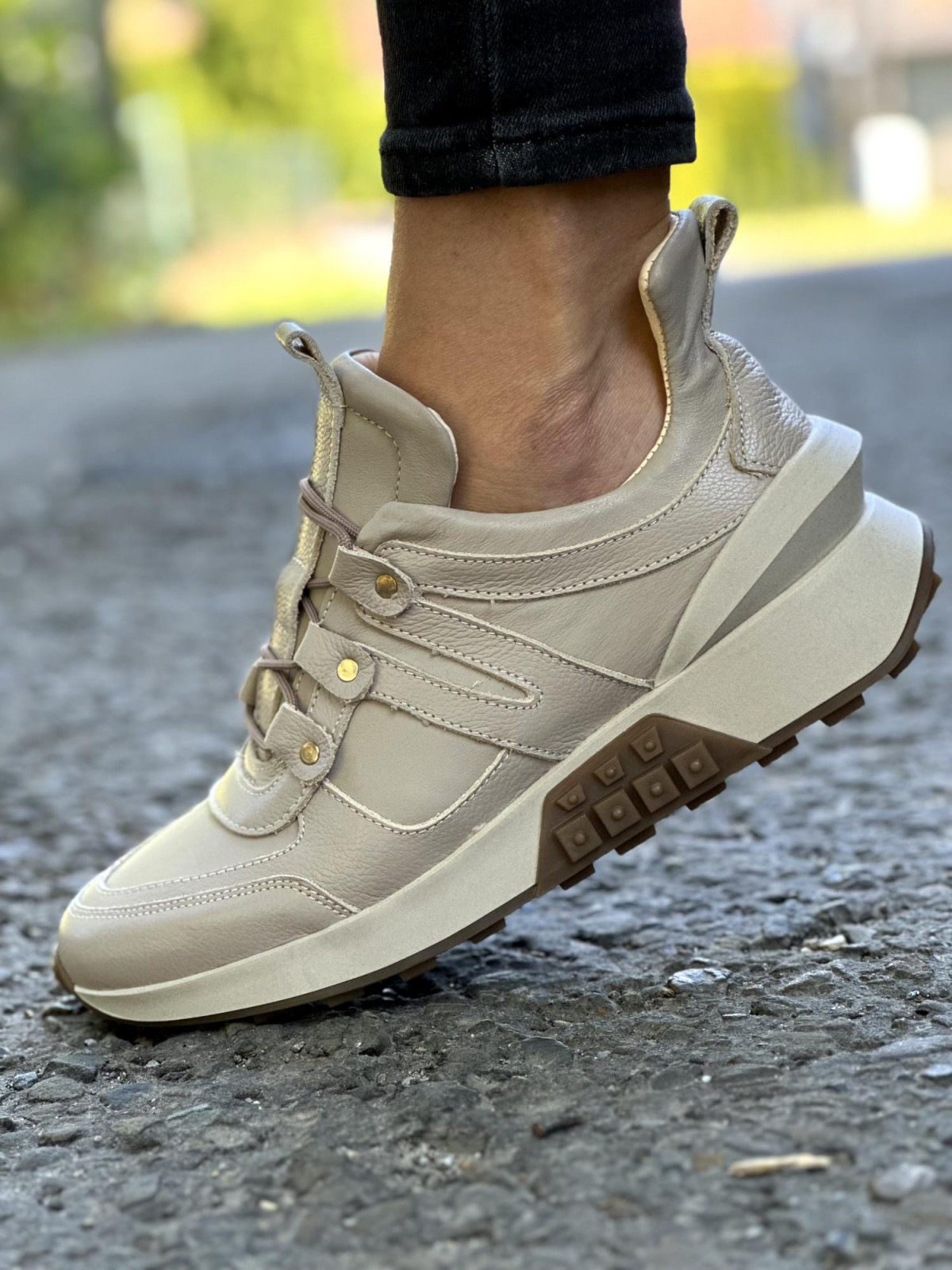 Beżowe sneakersy damskie skórzane