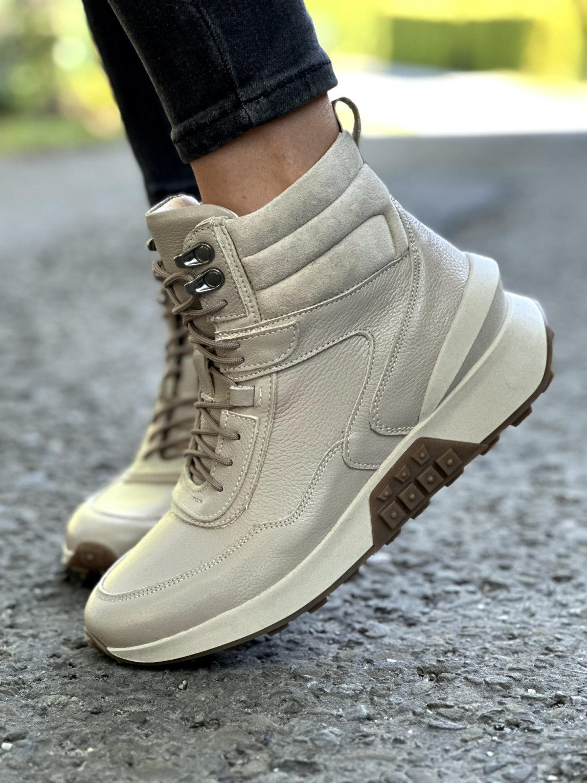 Beżowe sneakersy damskie skórzane