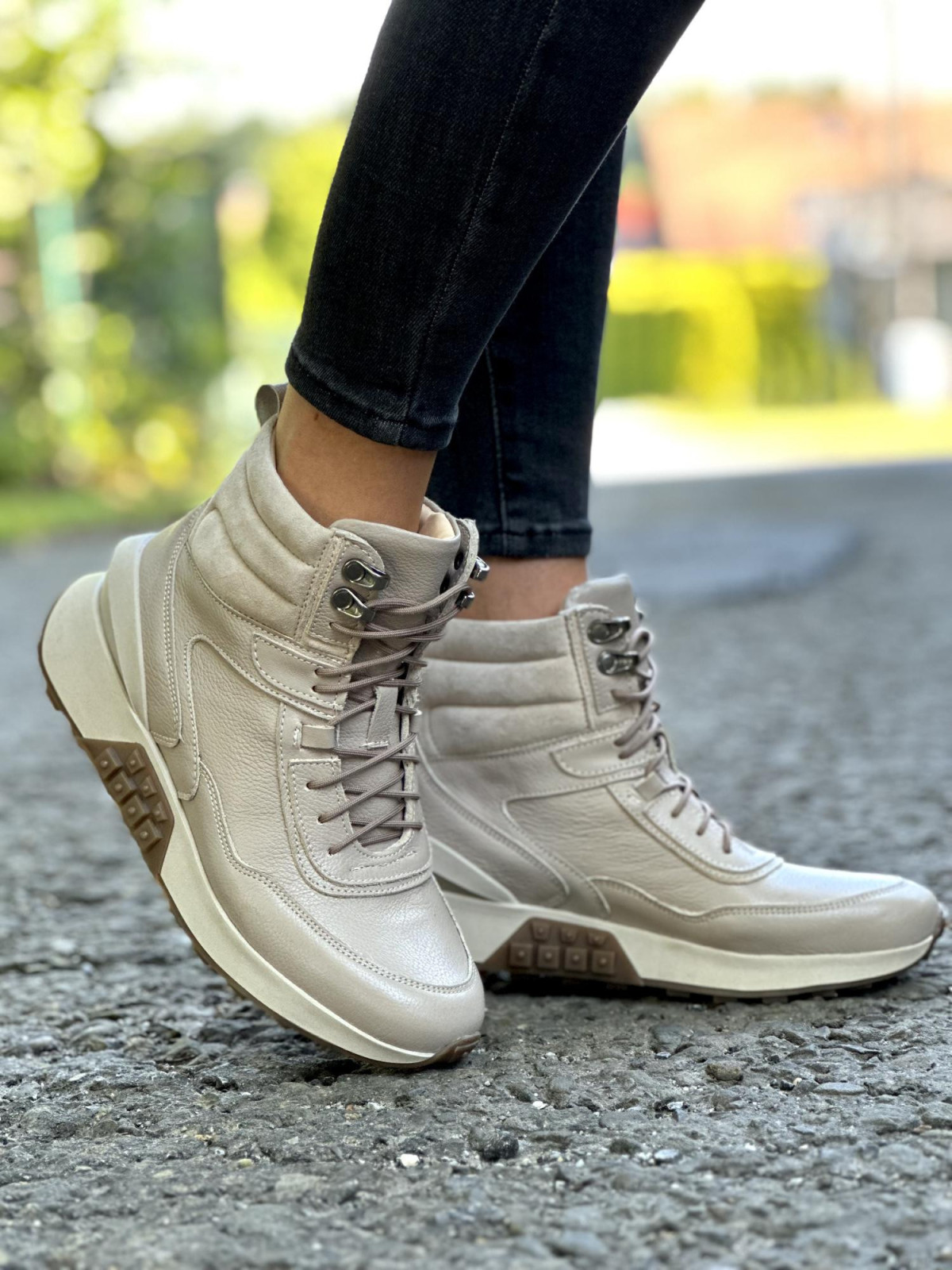 Beżowe sneakersy damskie skórzane