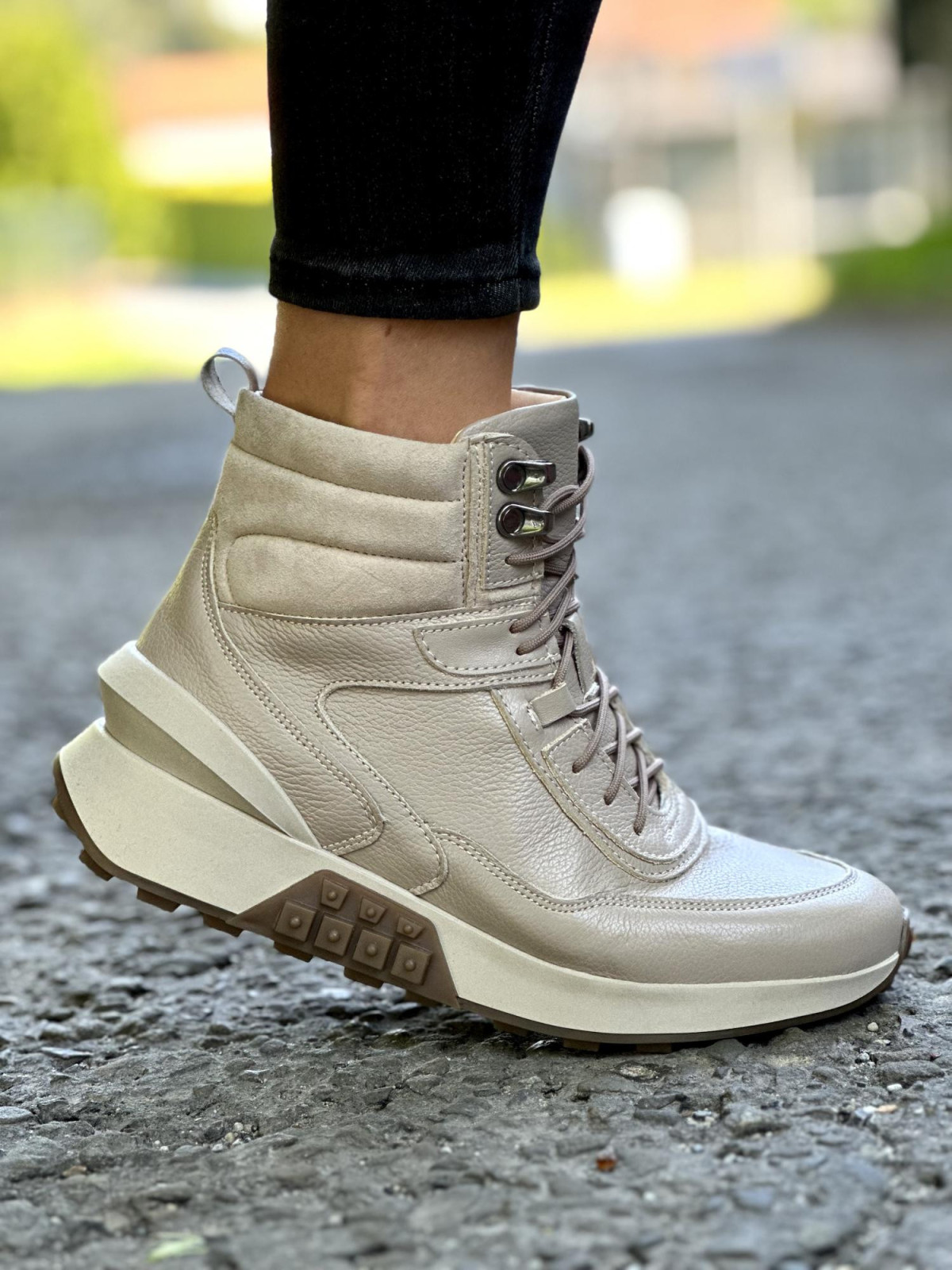 Beżowe sneakersy damskie skórzane