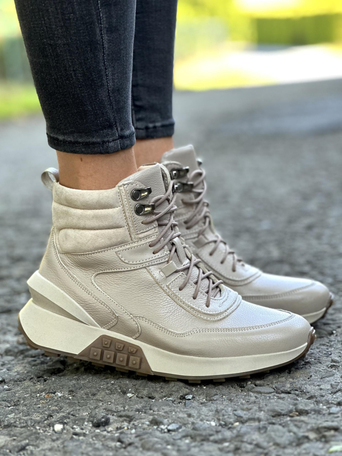 Beżowe sneakersy damskie skórzane