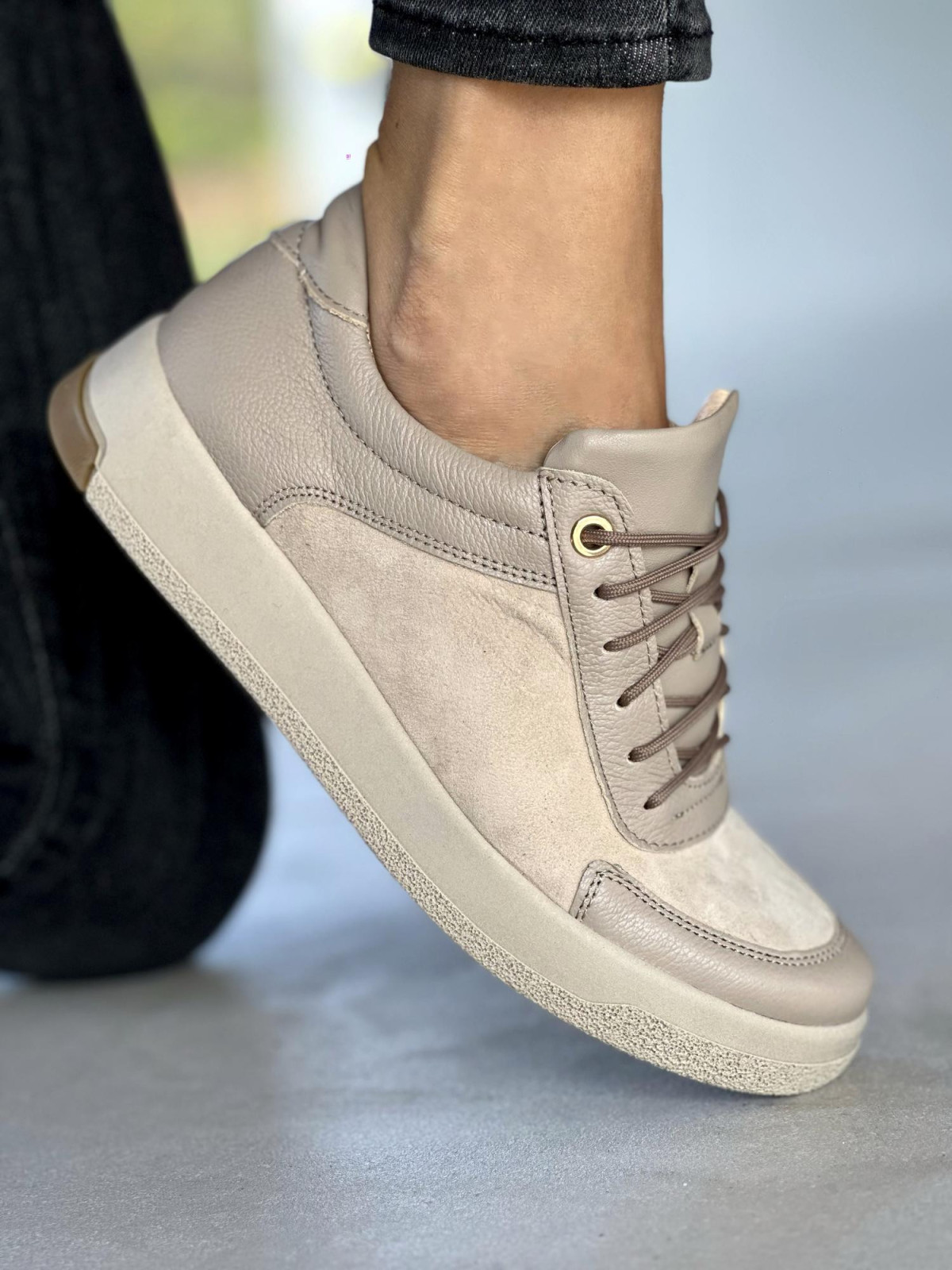 Beżowe trampki damskie skórzane