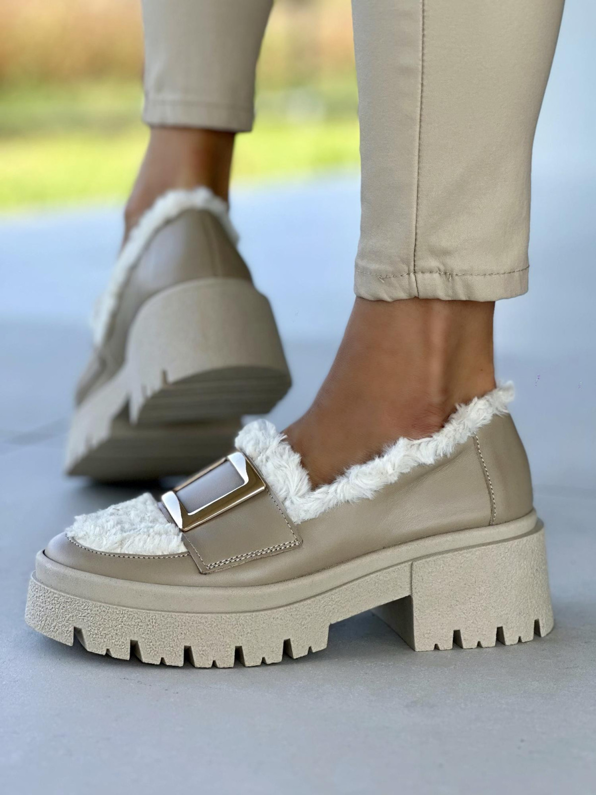 Beżowe mokasyny damskie skórzane