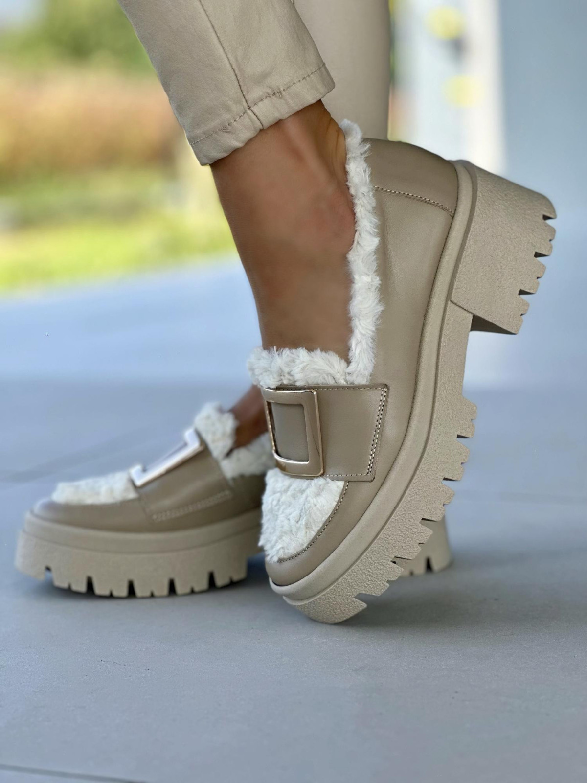 Beżowe mokasyny damskie skórzane