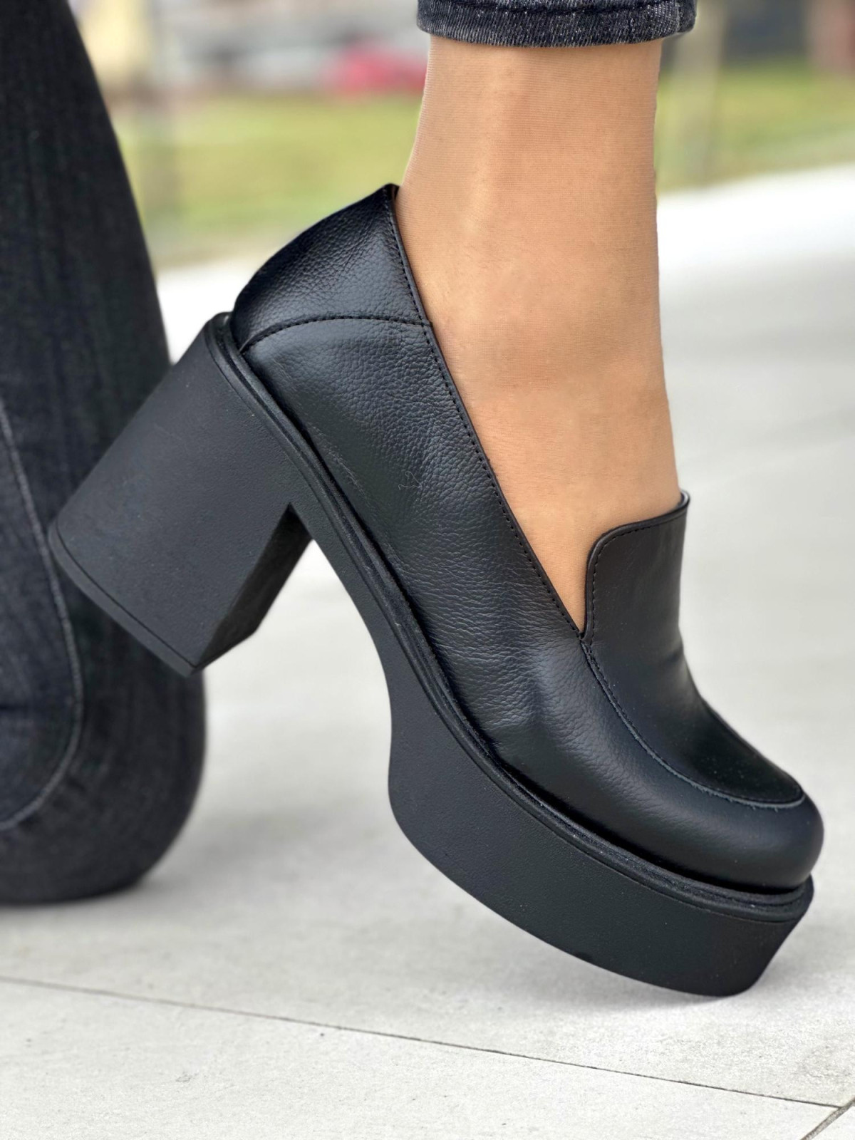 Piękne czarne półbuty damskie na grubej podeszwie, skóra naturalna
