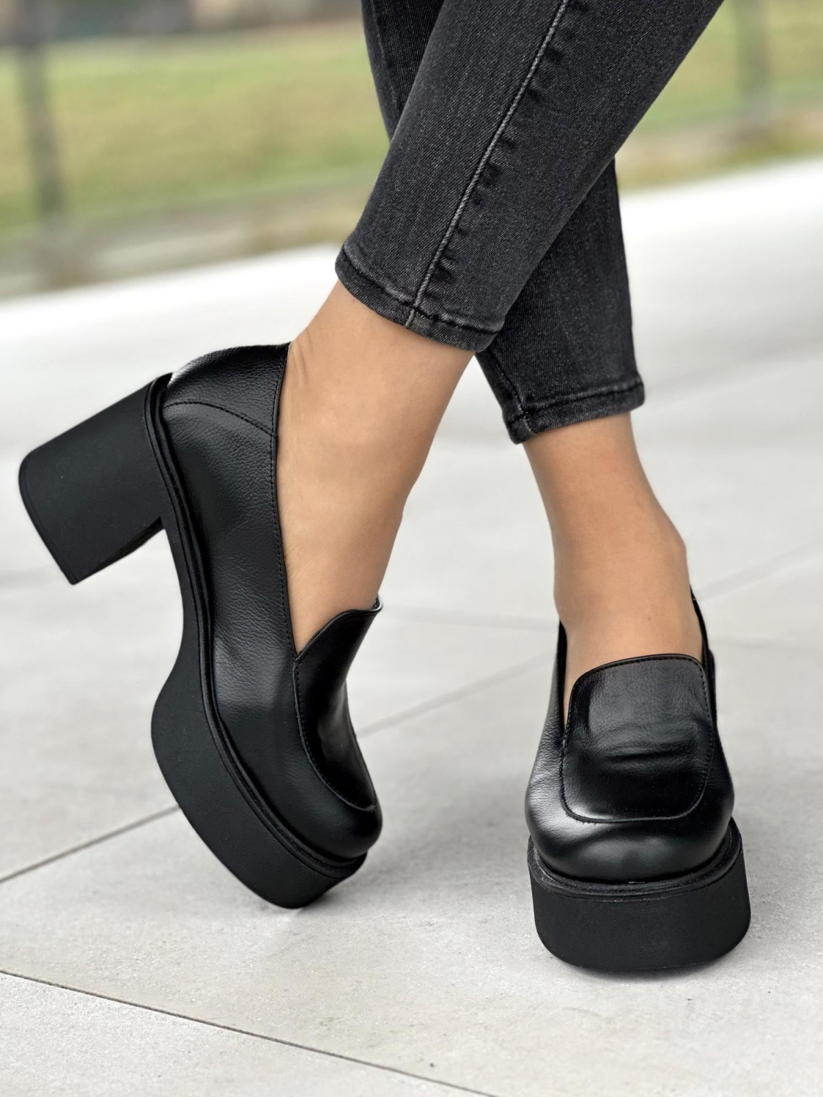 Piękne czarne półbuty damskie na grubej podeszwie, skóra naturalna
