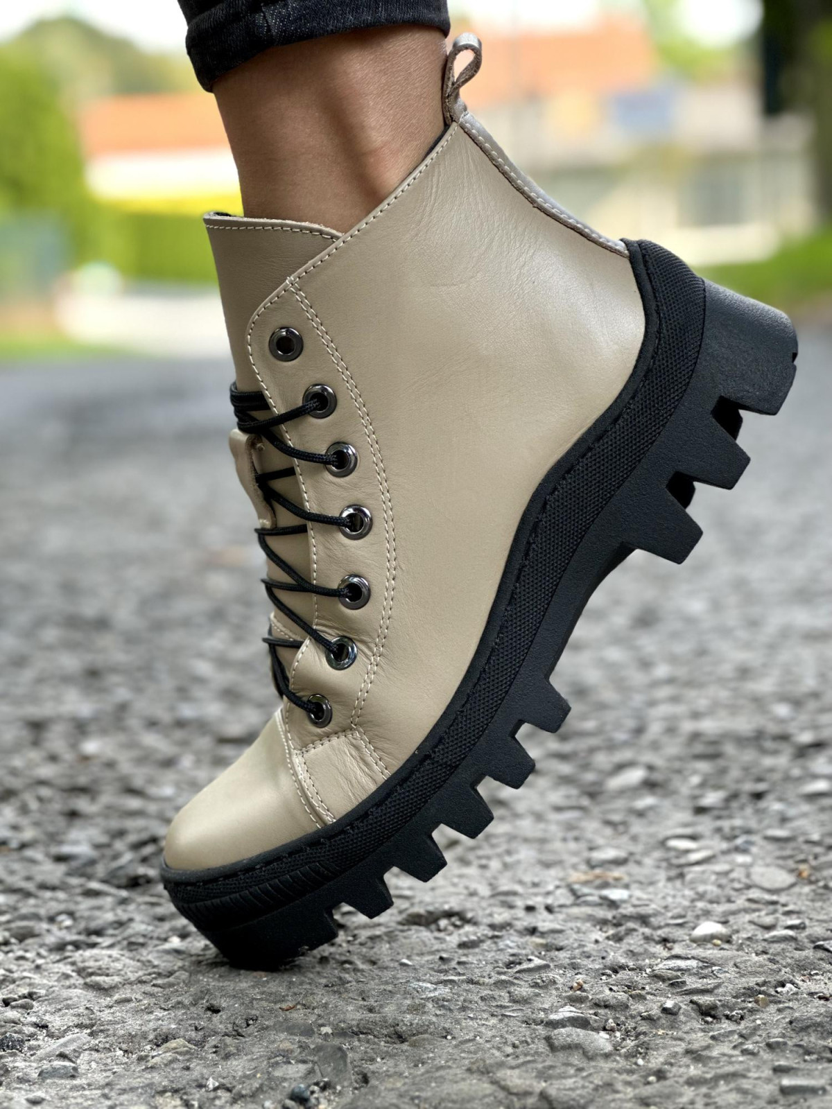 Beżowe trapery damskie skórzane