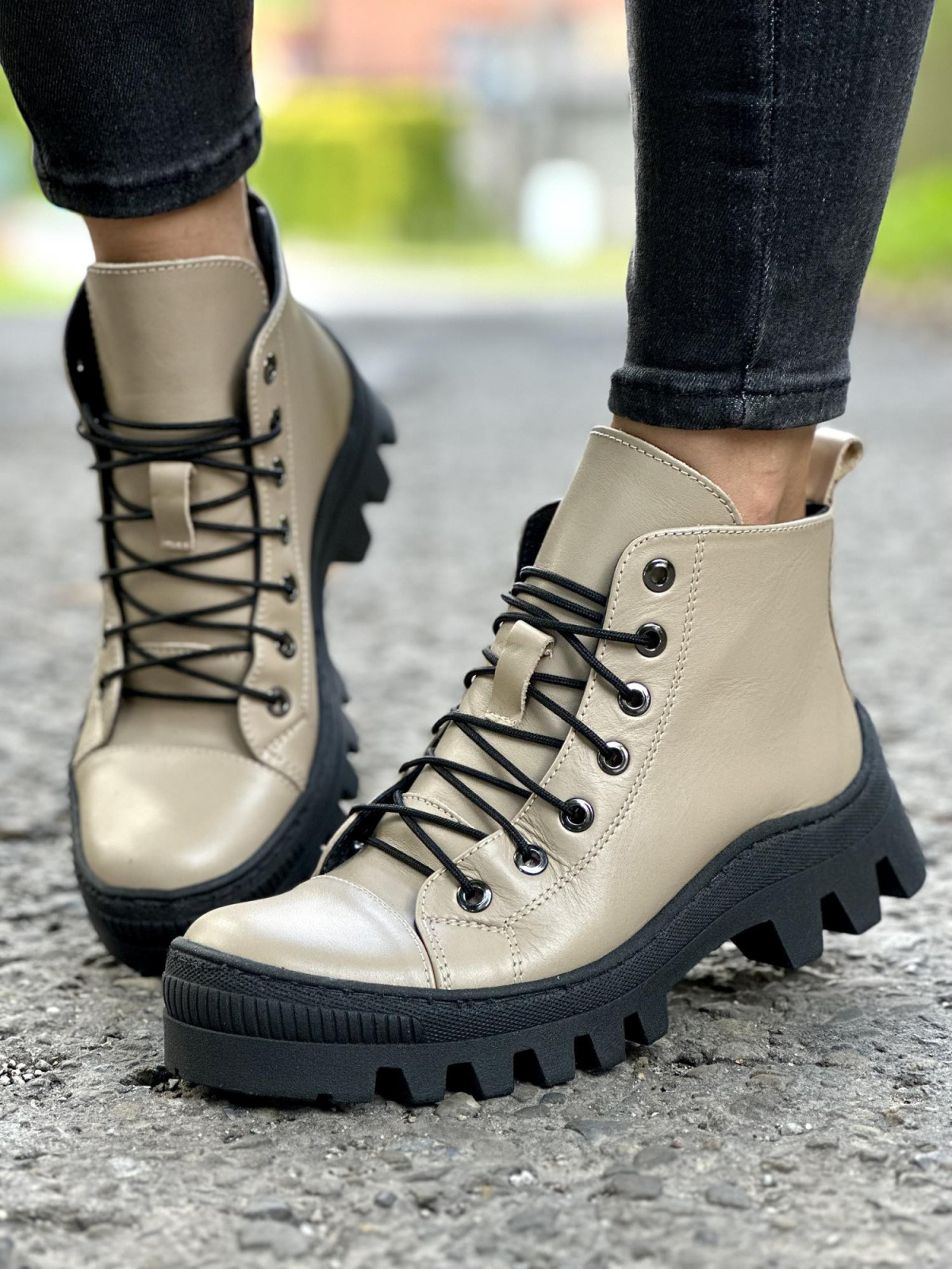 Beżowe trapery damskie skórzane