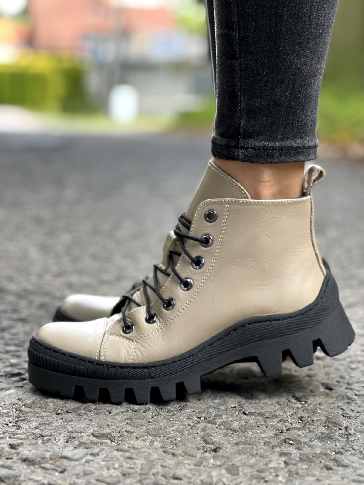 Beżowe trapery damskie skórzane