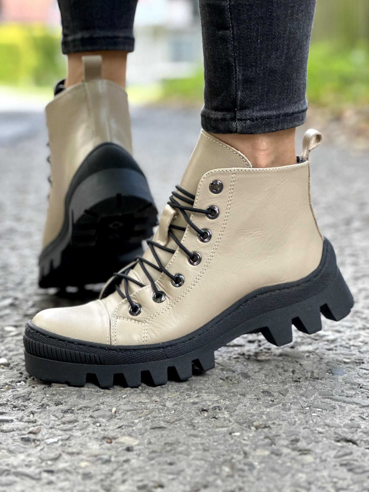 Beżowe trapery damskie skórzane